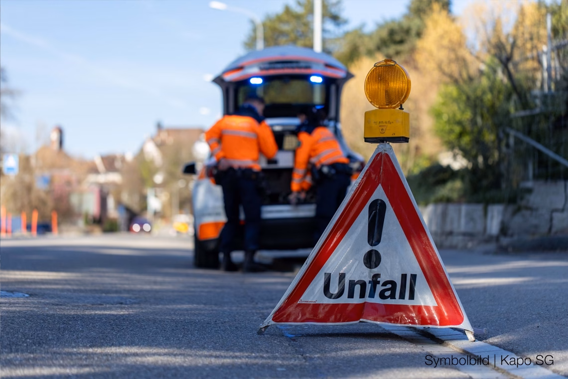 E-Bike-Fahrerin nach Unfall mit Auto leicht verletzt – Rettungsdienst im Einsatz!