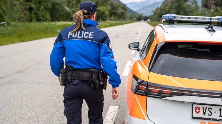 Einbrecher auf der Flucht: Waffengeschäft im Unterwallis überfallen!