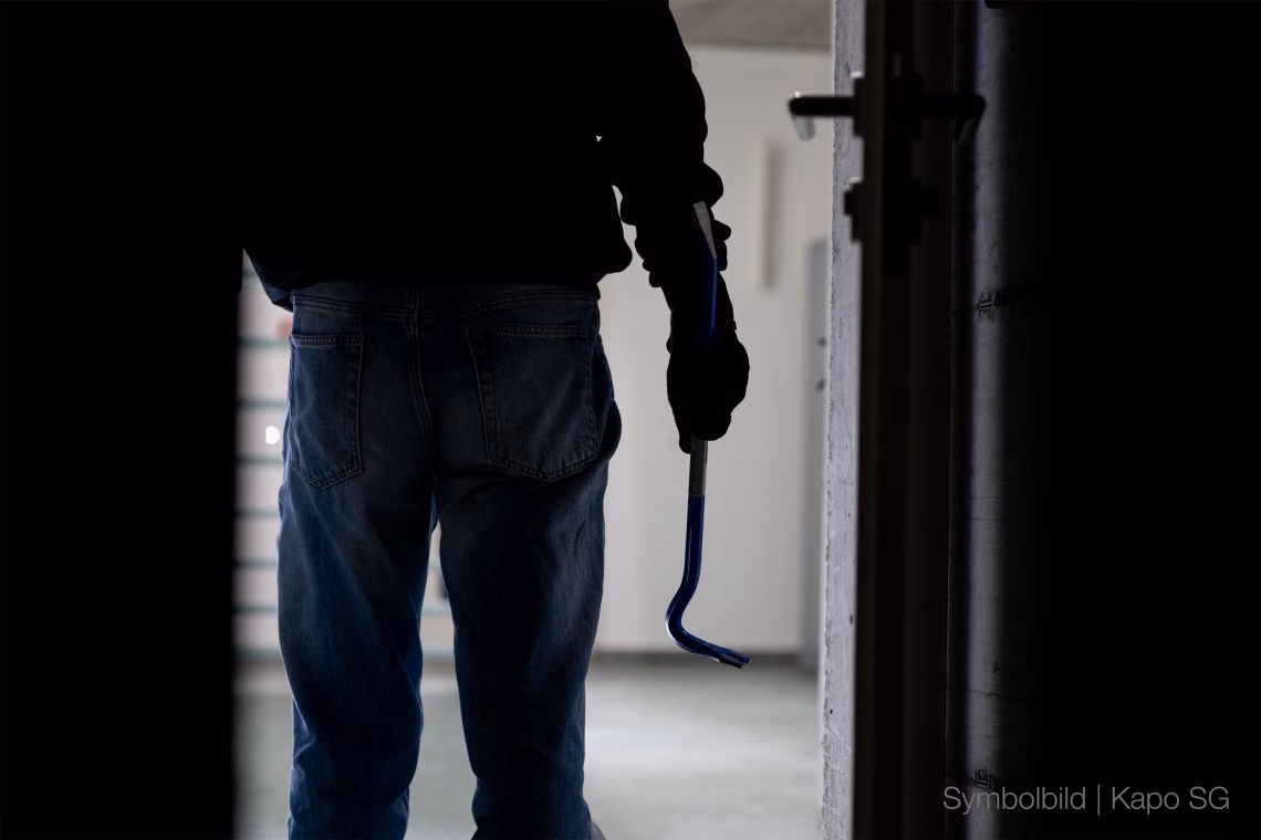 Einbruch in Waffengeschäft: 14 Waffen gestohlen – Fahndung erfolglos!