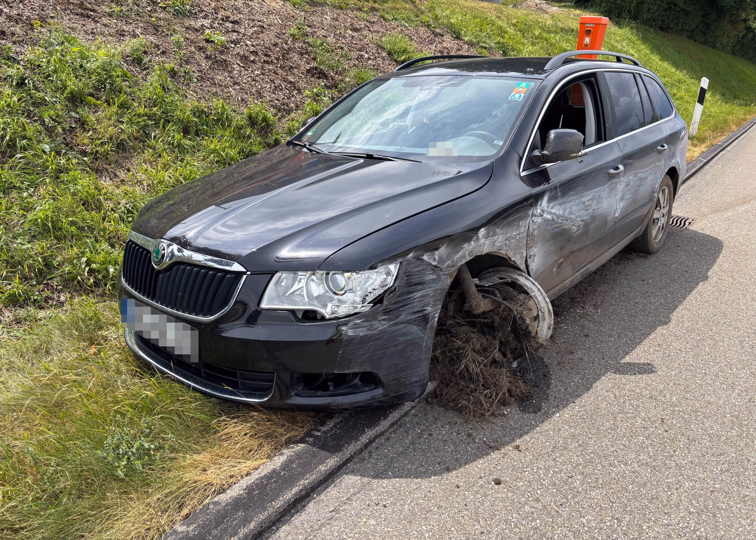 Fahrunfähiger Autofahrer rammt Leitplanke auf A1 – Führerausweis weg!