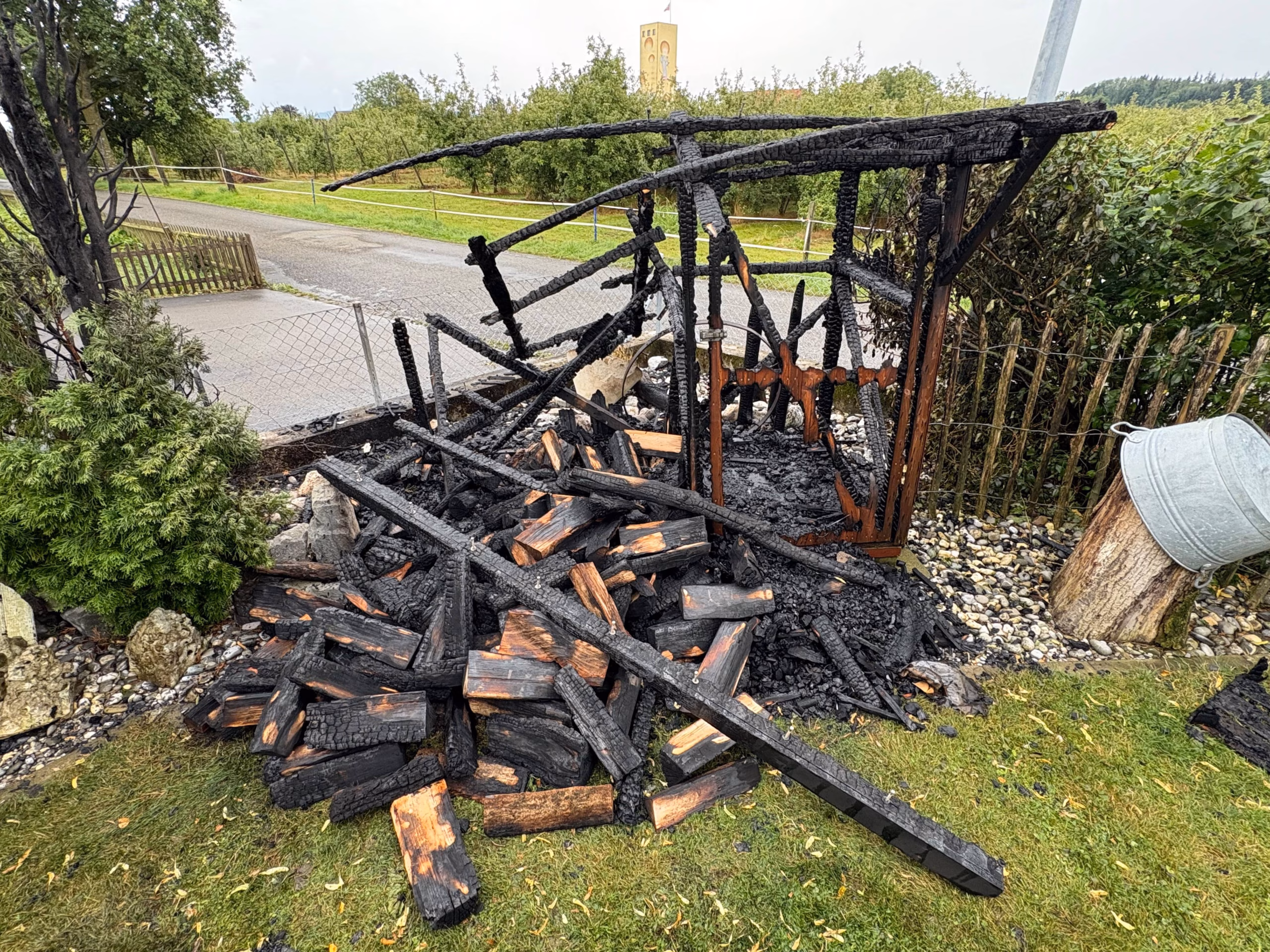 Feuer in Steinebrunn: Holzunterstand brennt nieder – niemand verletzt!