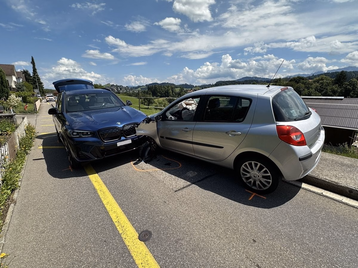 Frontalzusammenstoß in Herisau: Mitfahrerin leicht verletzt!
