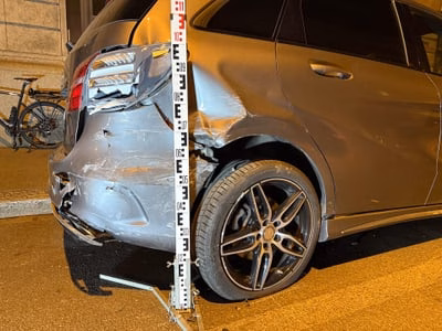 Irrfahrt in Basel: Betrunkener Fahrer zerlegt Autos und Fahrräder!