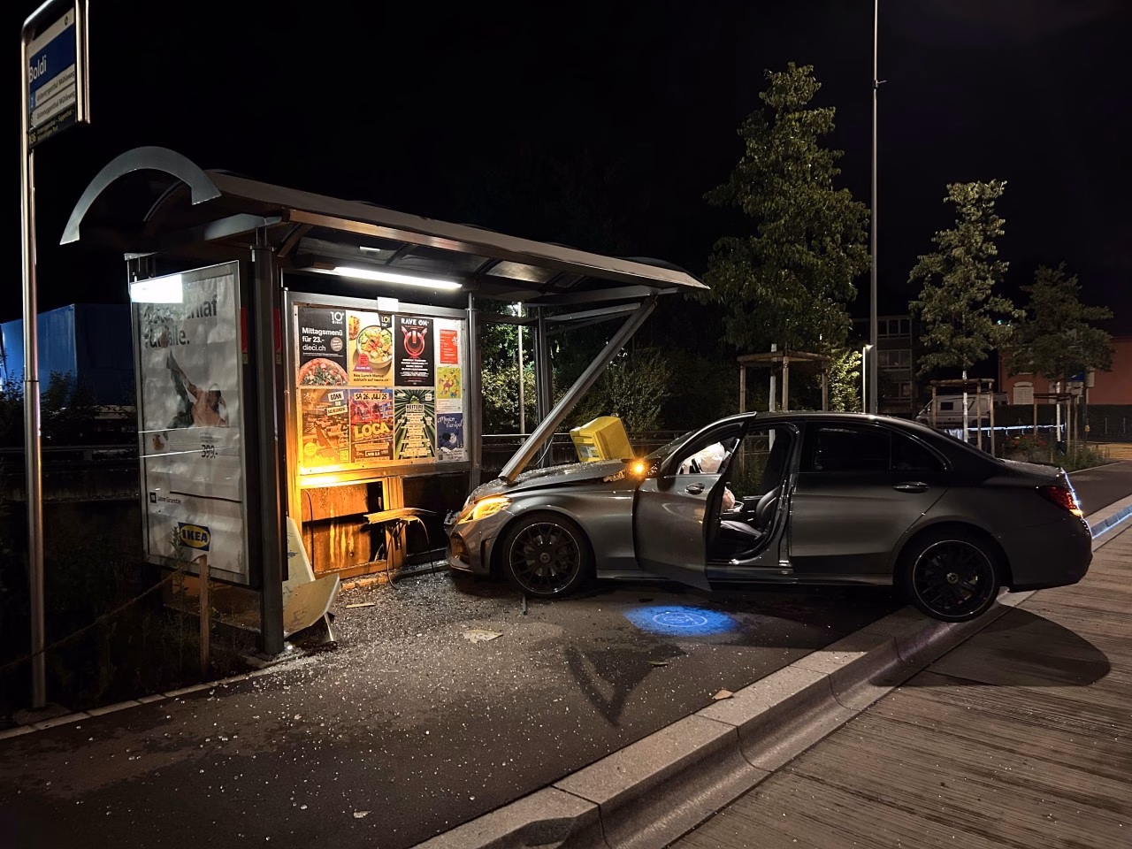Junglenker rast in Bushaltestelle: Totalschaden und Führerausweis weg!