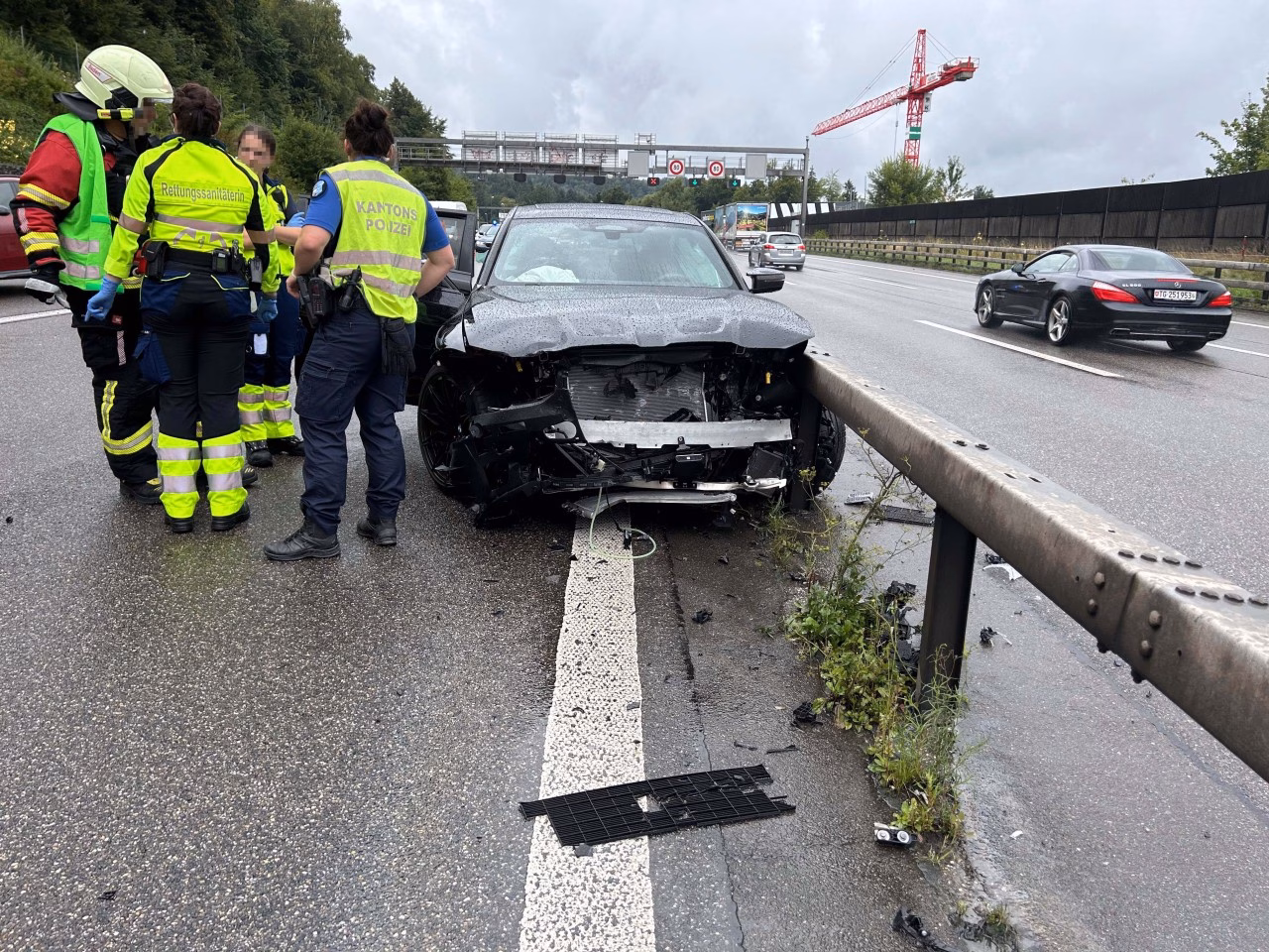 Junglenker verunglückt auf A1: BMW M3 landet total beschädigt gegen Leitplanke!