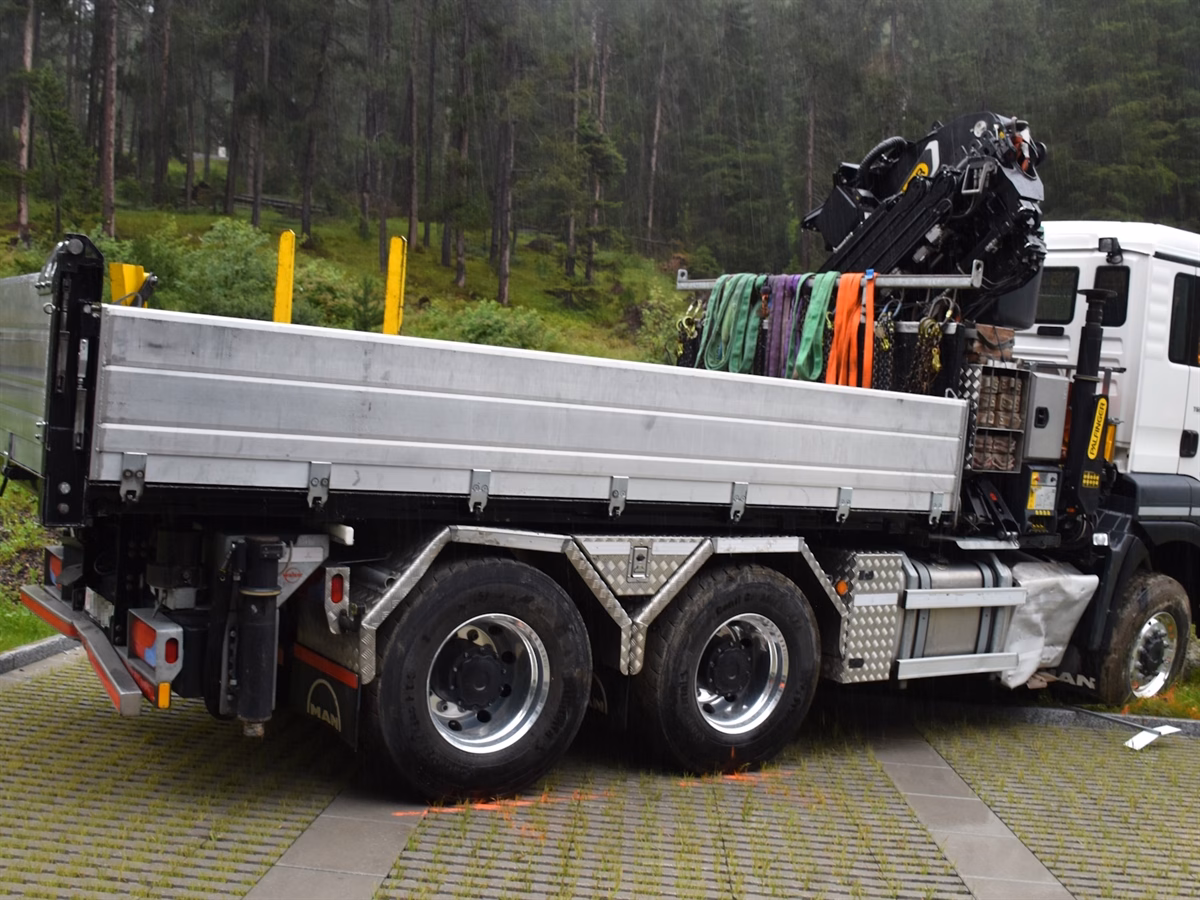 Kollision in Davos: Lastwagen rammt Auto – Fahrerin verletzt!