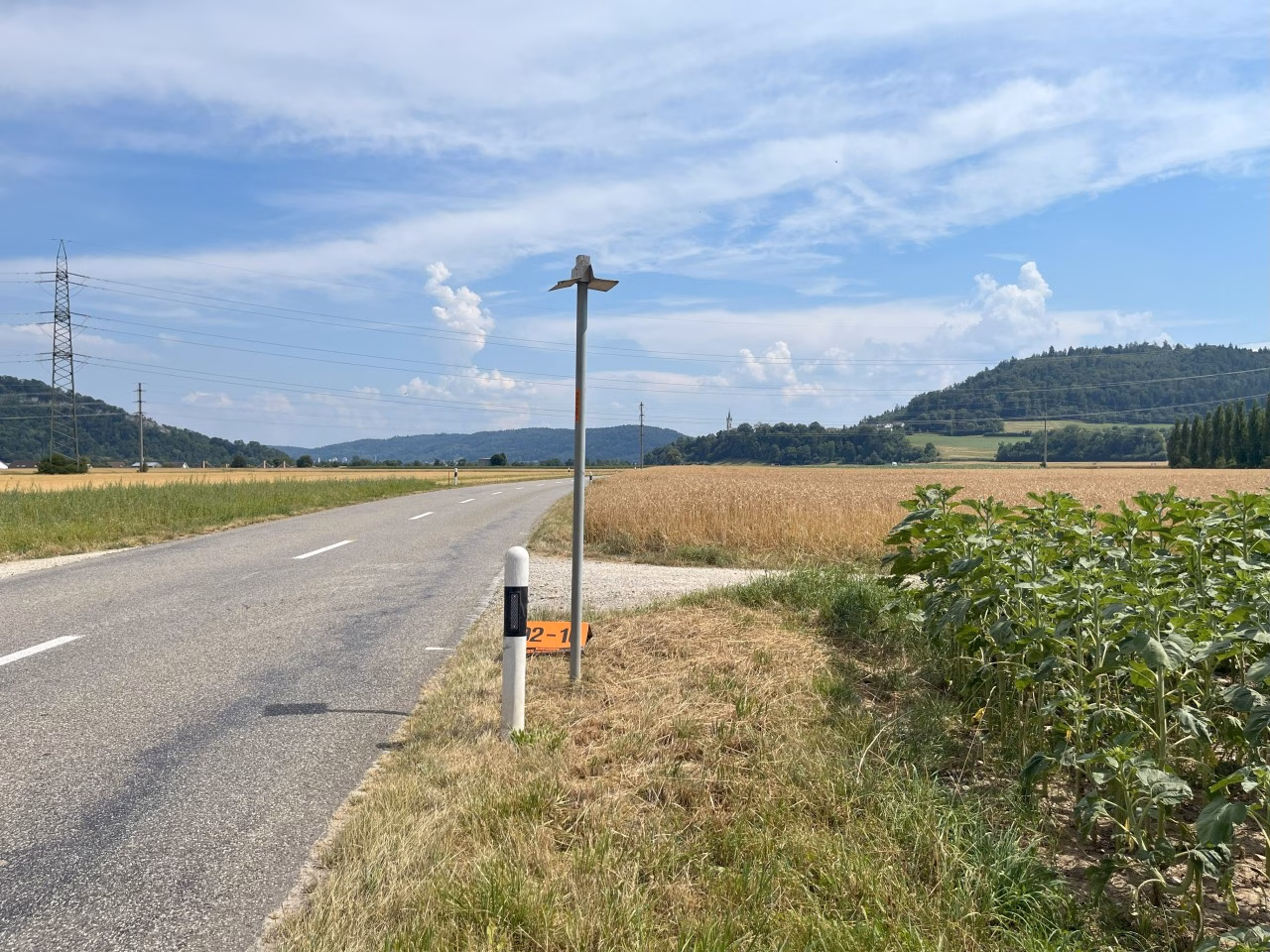 Lieferwagen kracht gegen Tafel – Überholer sucht Zeugen!