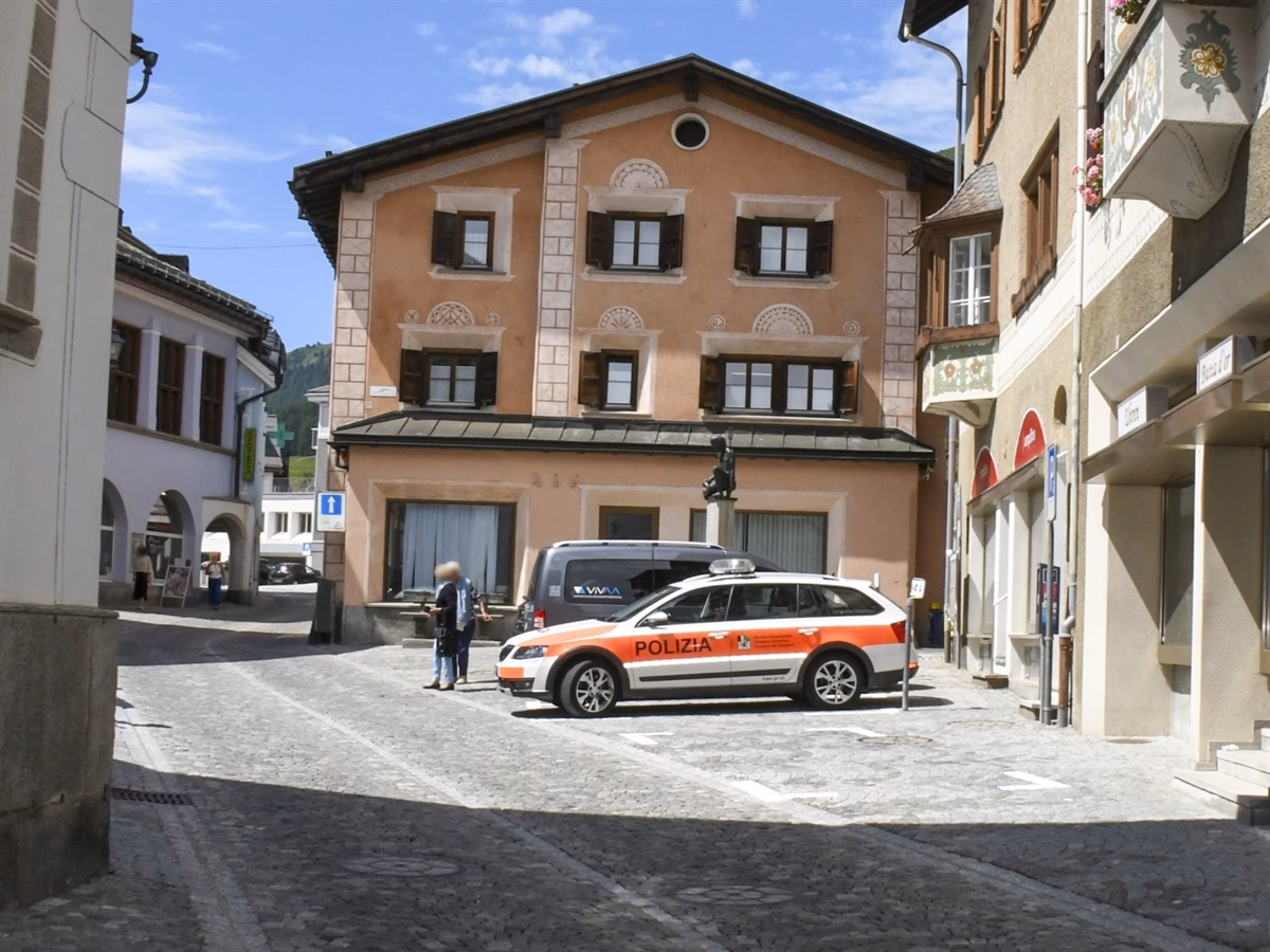 Messerraub in Samedan: Täter nach 15 Minuten gefasst!