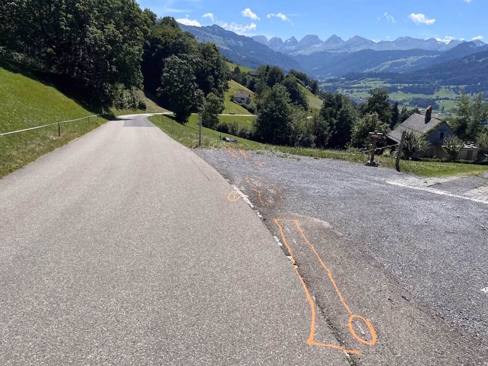 Motorradfahrer stürzt auf Aemelsbergstraße – Rettungsdienst im Einsatz!