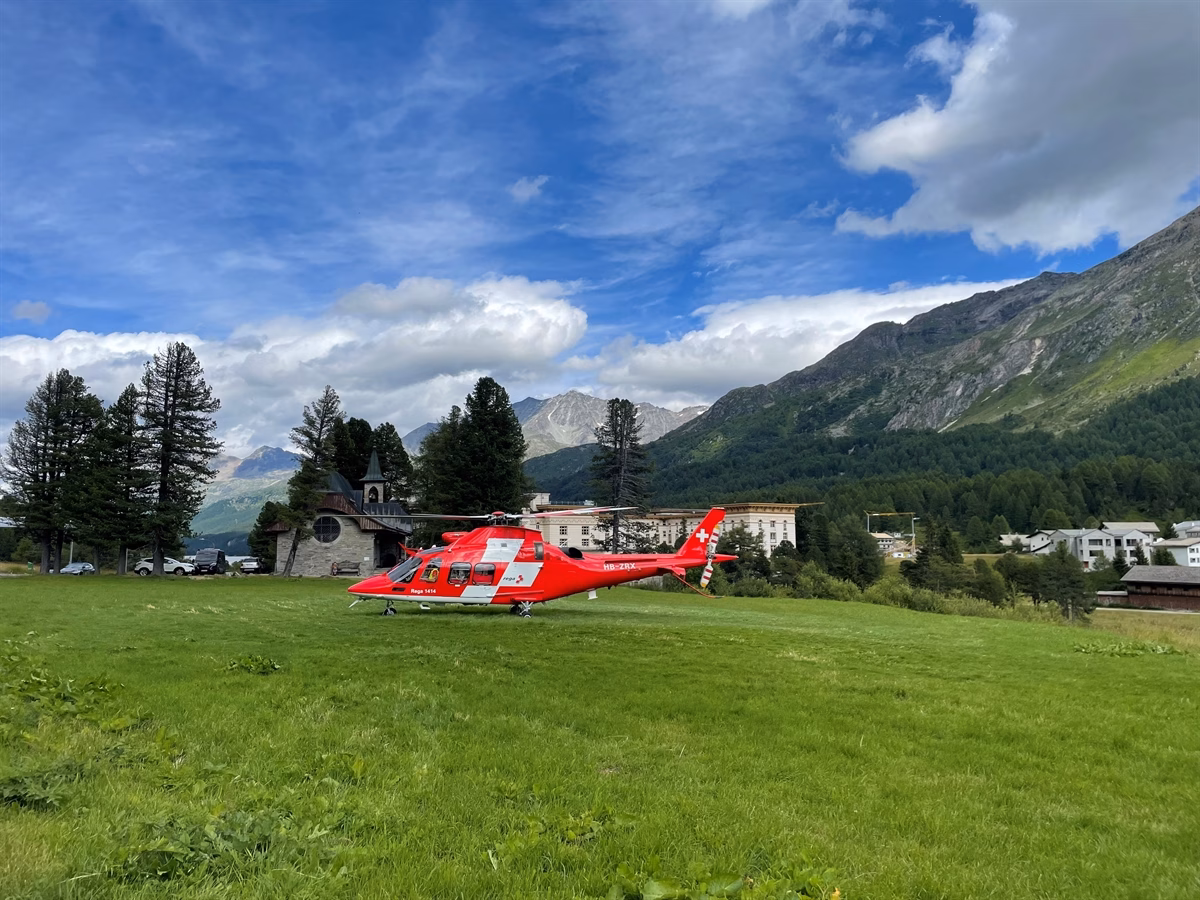 Radfahrerin schwer verletzt: Auto kollidiert in Maloja!