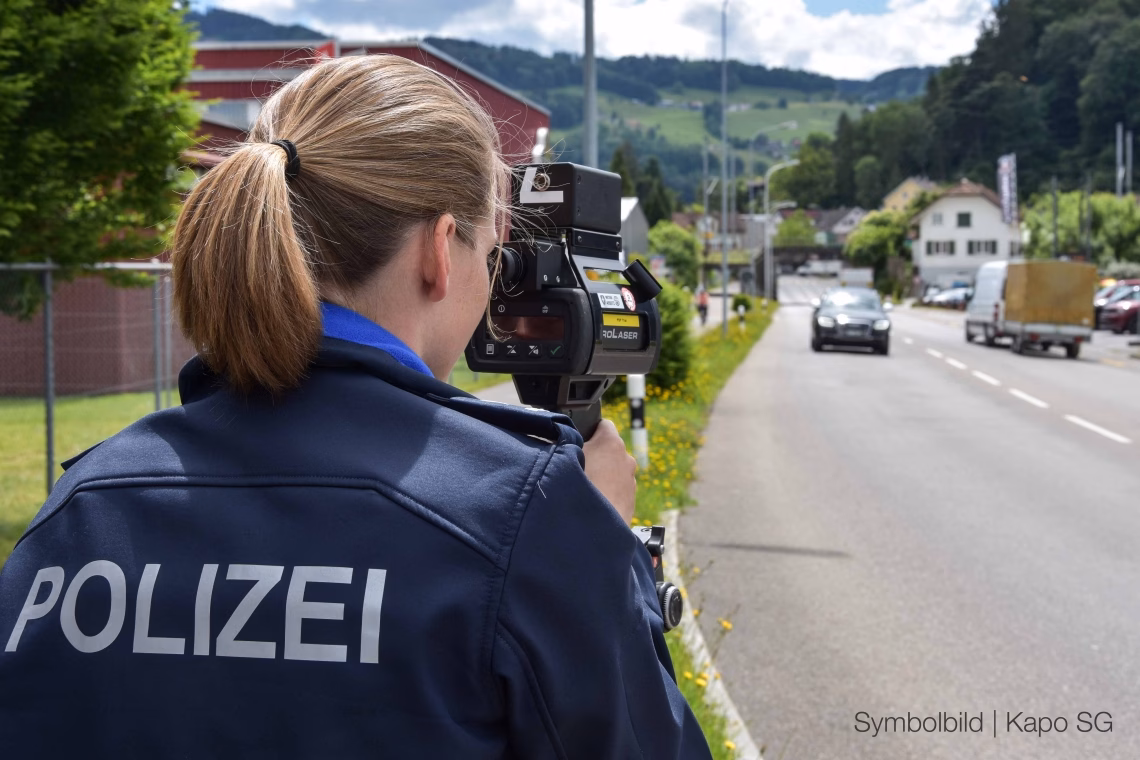 Raserei und Alkohol: Kantonspolizei St.Gallen stoppt Autofahrer!