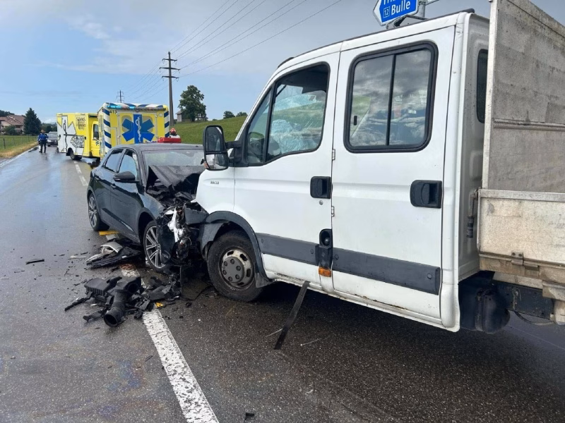 Schock: Autofahrer kracht in Lieferwagen – Verletzte bei Unfall!