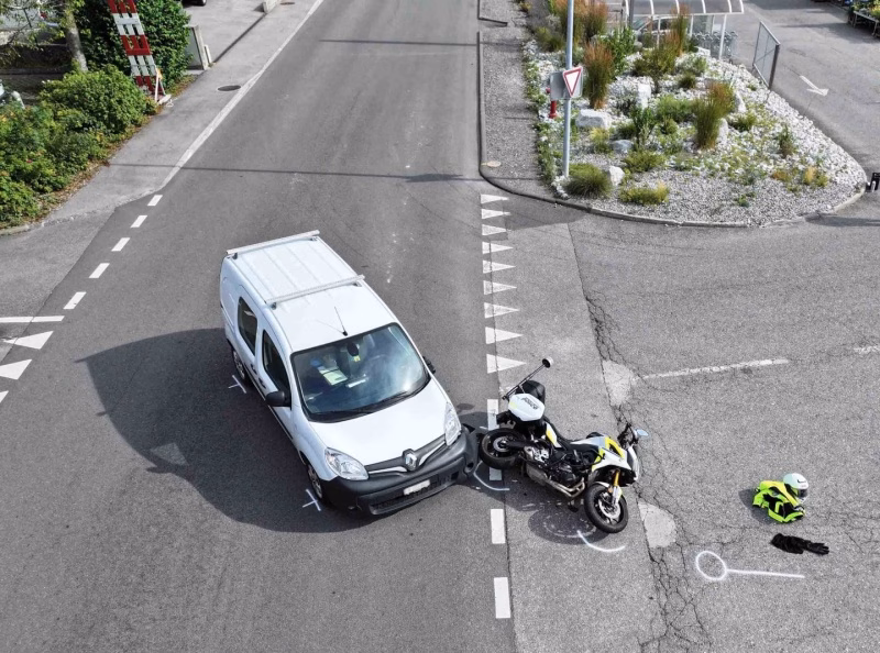 Schock! Motorradpolizist bei Unfall in Châtel-St-Denis schwer verletzt