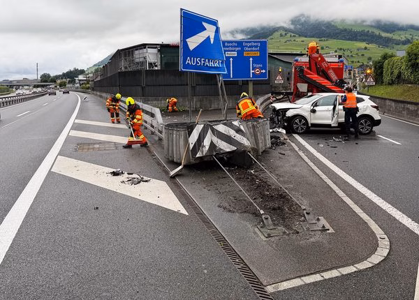 Schock auf der Autobahn A2: Selbstunfall mit drei Verletzten in Stans Süd