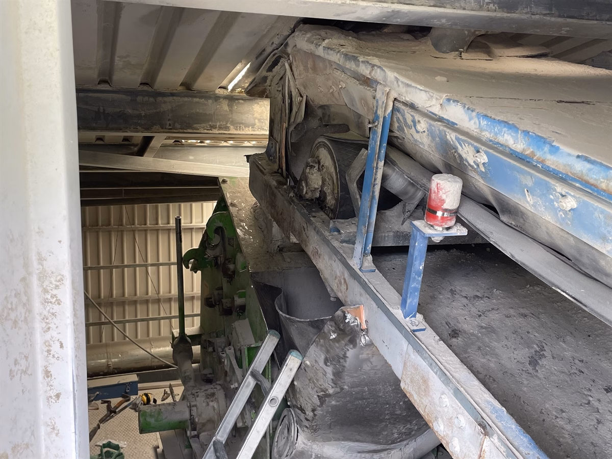 Schrecklicher Arbeitsunfall in Surava: Arbeiter in Maschine eingeklemmt!
