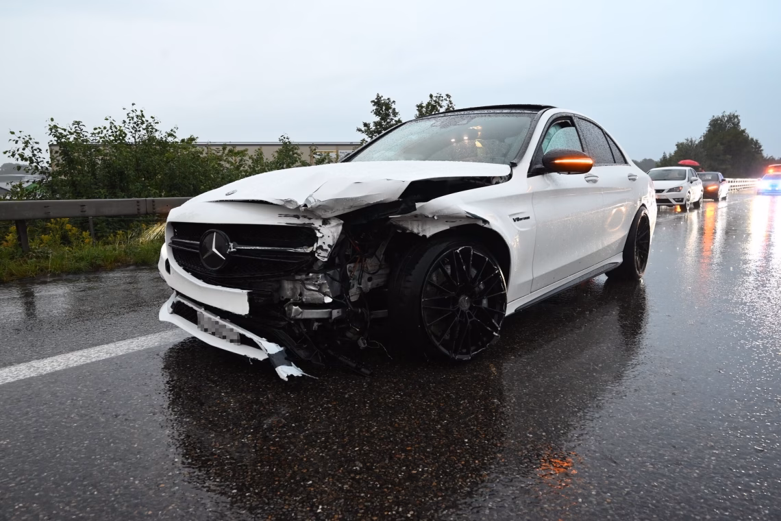 Schrecklicher Unfall auf A1: Auto kracht gegen Mittelleitplanke!