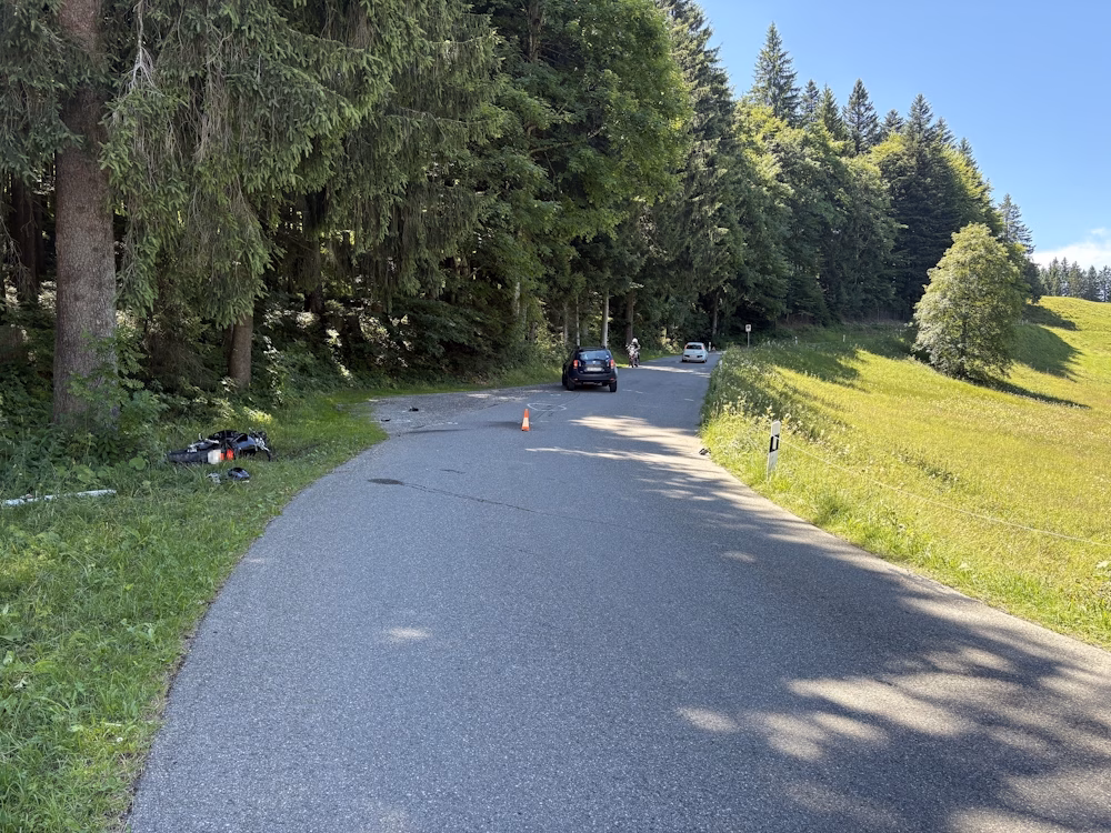 Schrecklicher Unfall bei Hemberg: Auto kracht frontal in Motorrad!