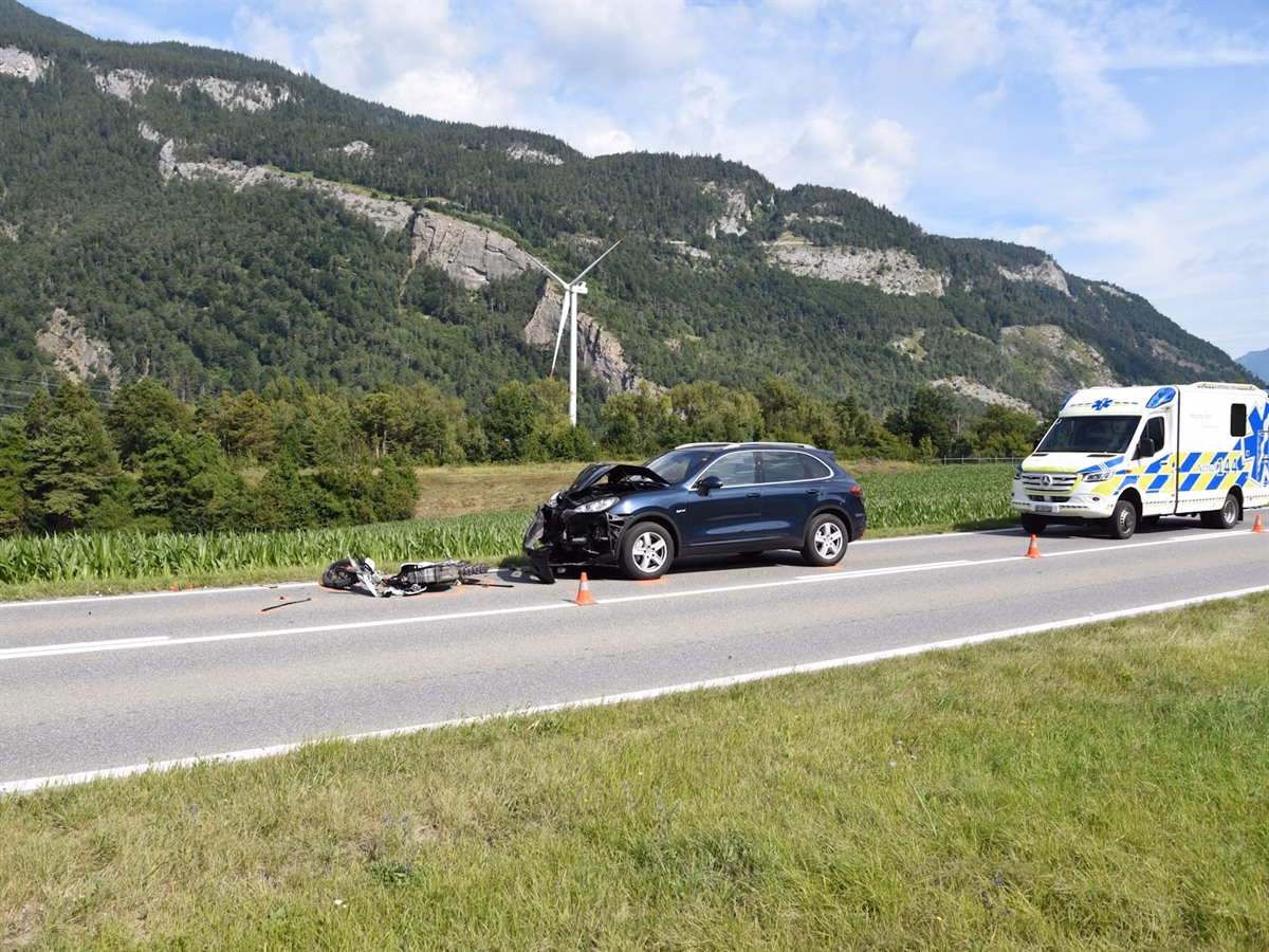 Schwerer Motorradunfall in Trimmis: Fahrer kämpft um sein Leben!