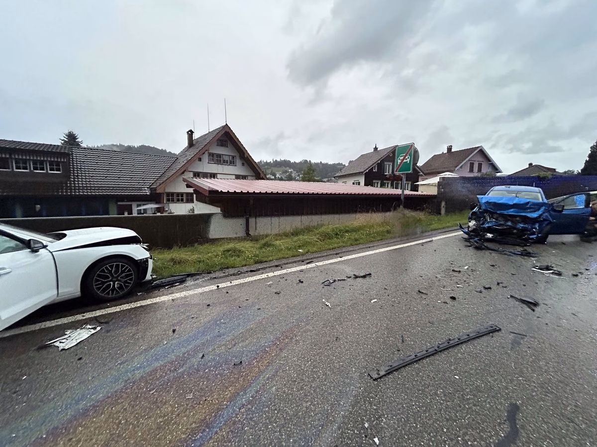 Schwerer Unfall in Teufen: Zwei Fahrer nach Kollision schwer verletzt!