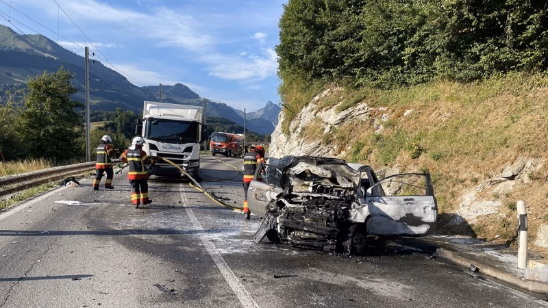Schwerer Verkehrsunfall in Villars-sous-Mont: Fahrerin verletzt!