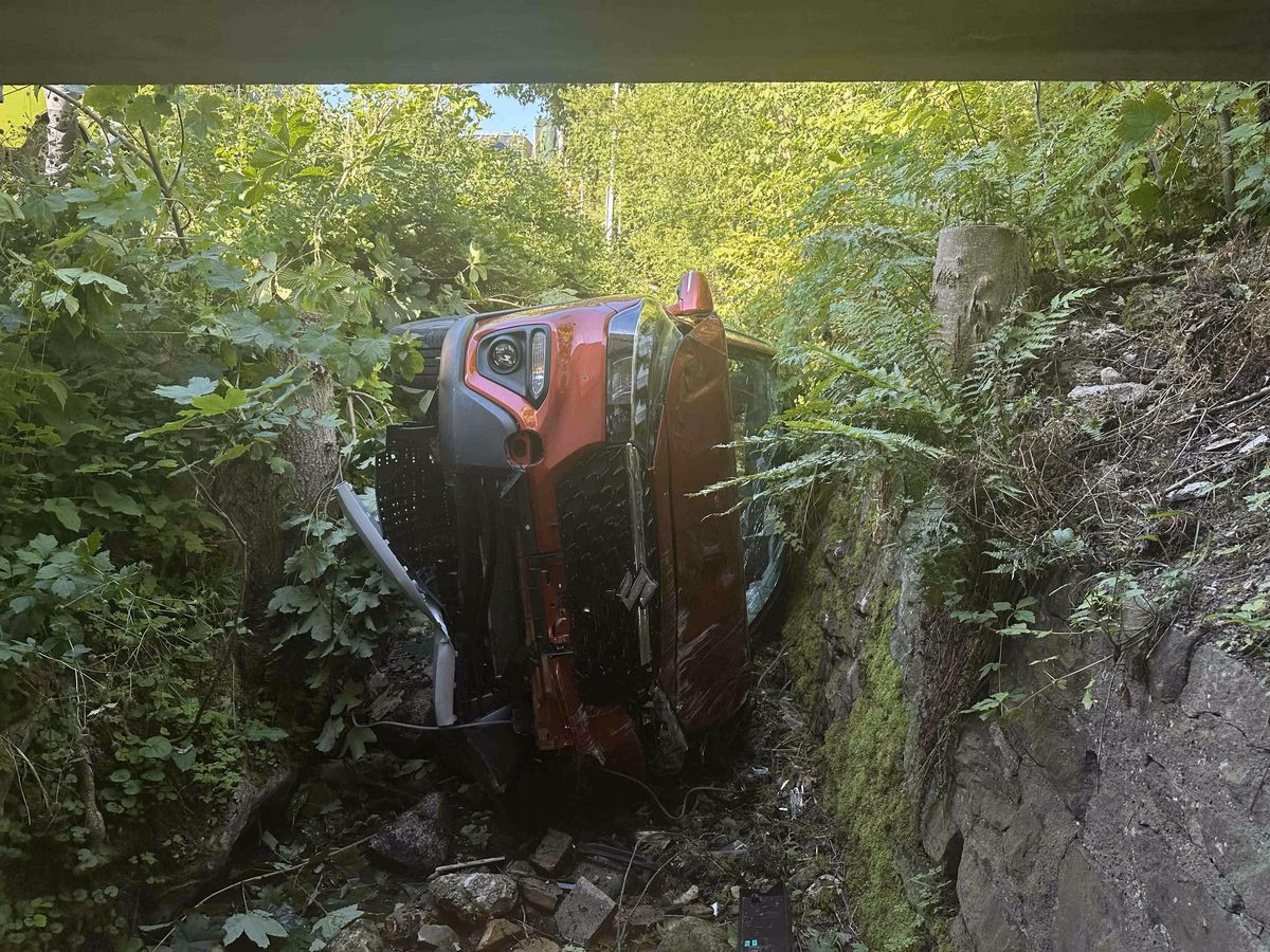 Szenenwechsel in Hundwil: Frau fährt mit Auto in Bach und verletzt sich!