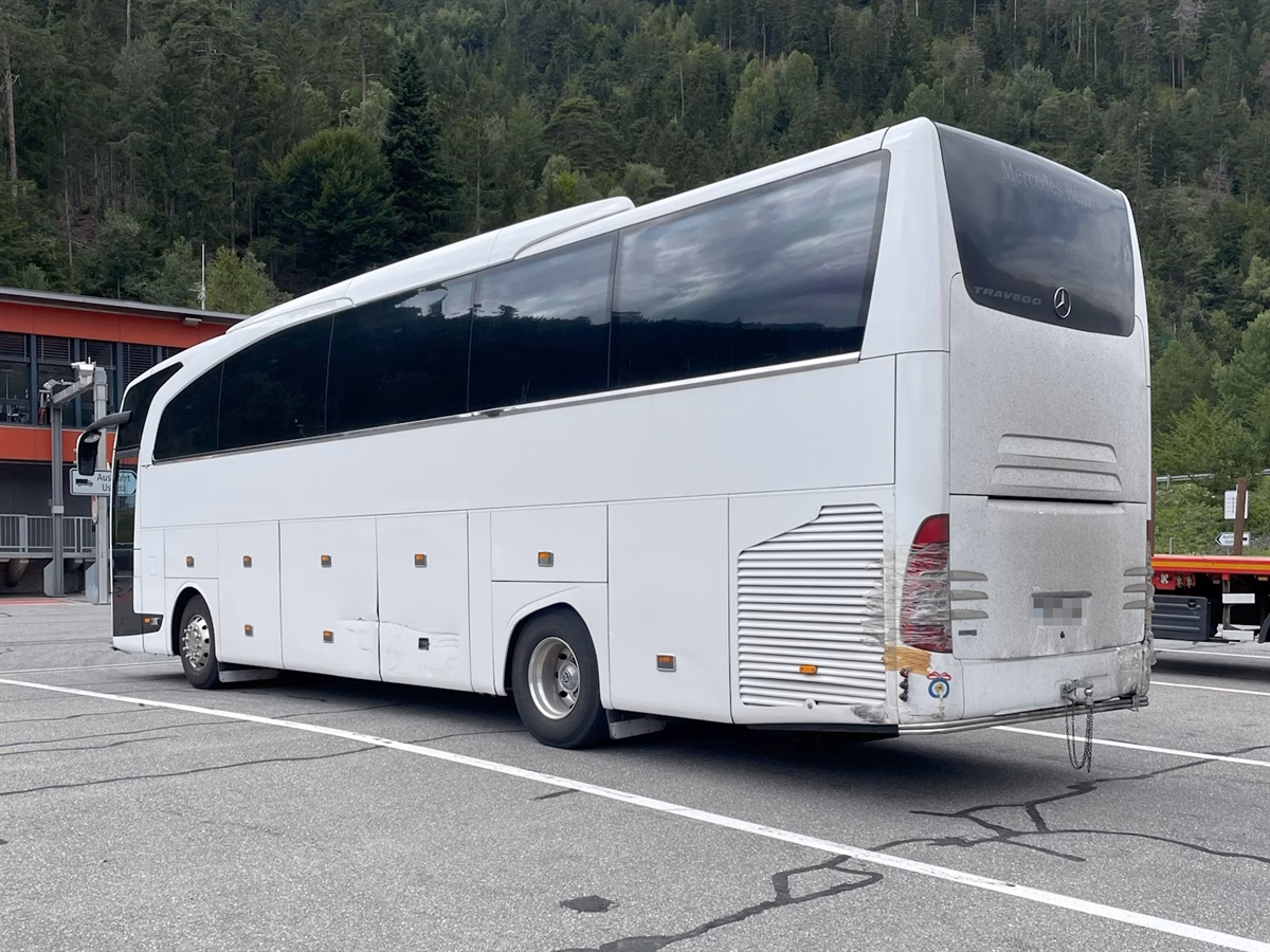 Technische Mängel: Reisecar in Cazis gestoppt – Passagiere in Gefahr!
