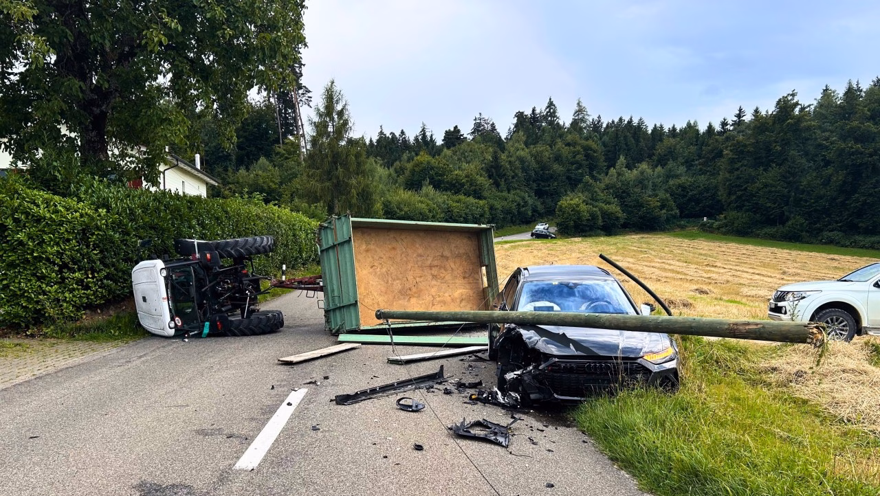 Traktor-Unfall in Fisibach: Audi kracht in Anhänger – hoher Sachschaden!