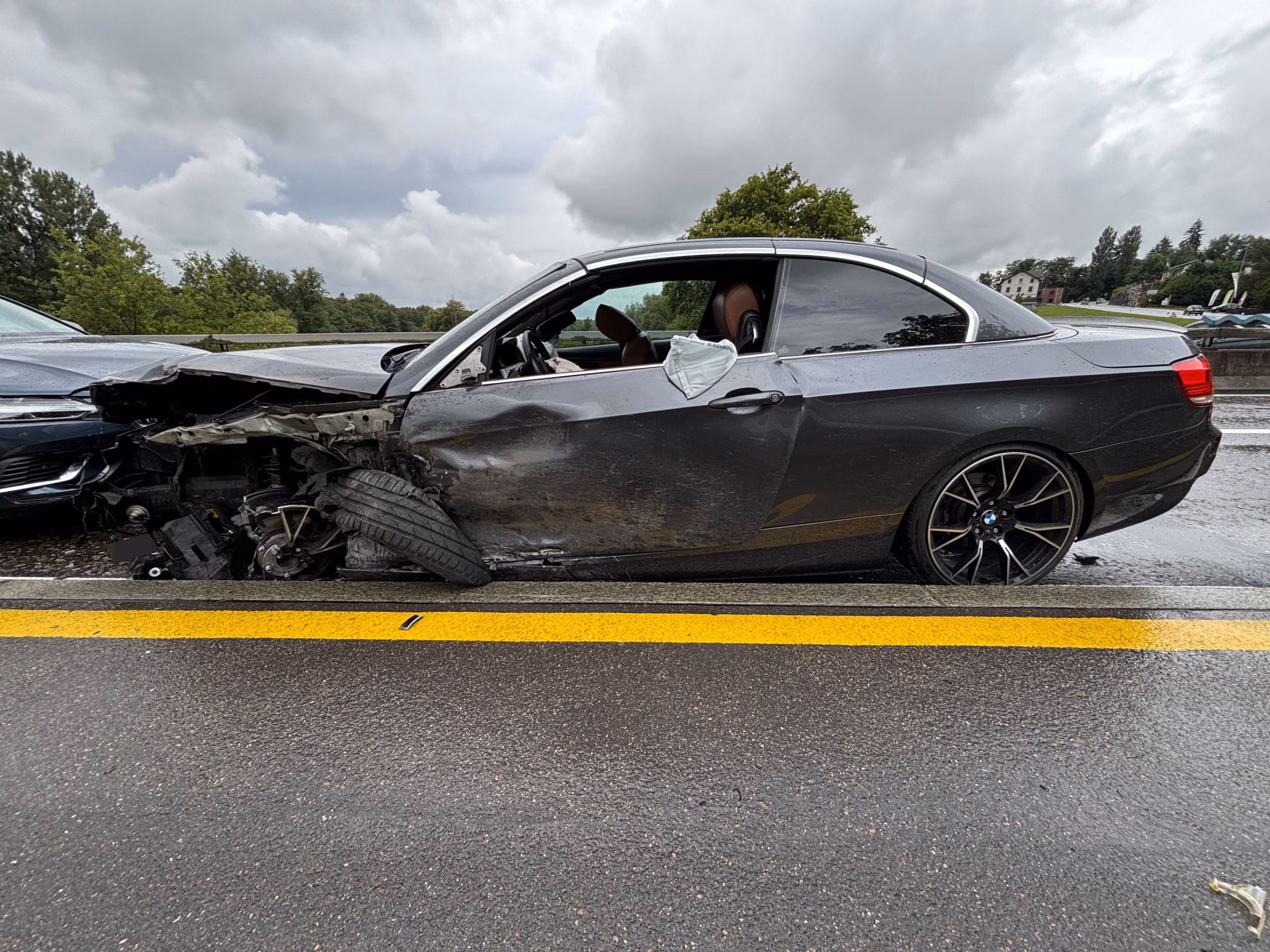 Verheerender Verkehrsunfall in Warth: Fünf Verletzte und hoher Sachschaden!