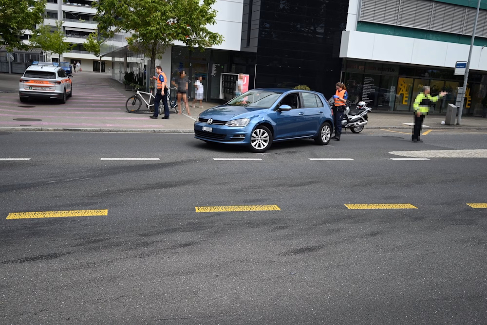 Verkehrschaos in Rapperswil: Motorradfahrer und Autofahrerin verletzt!