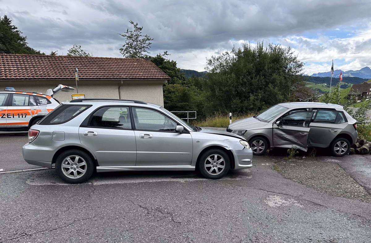 Verkehrschaos in Schwellbrunn: Totalschaden nach Zusammenstoß!