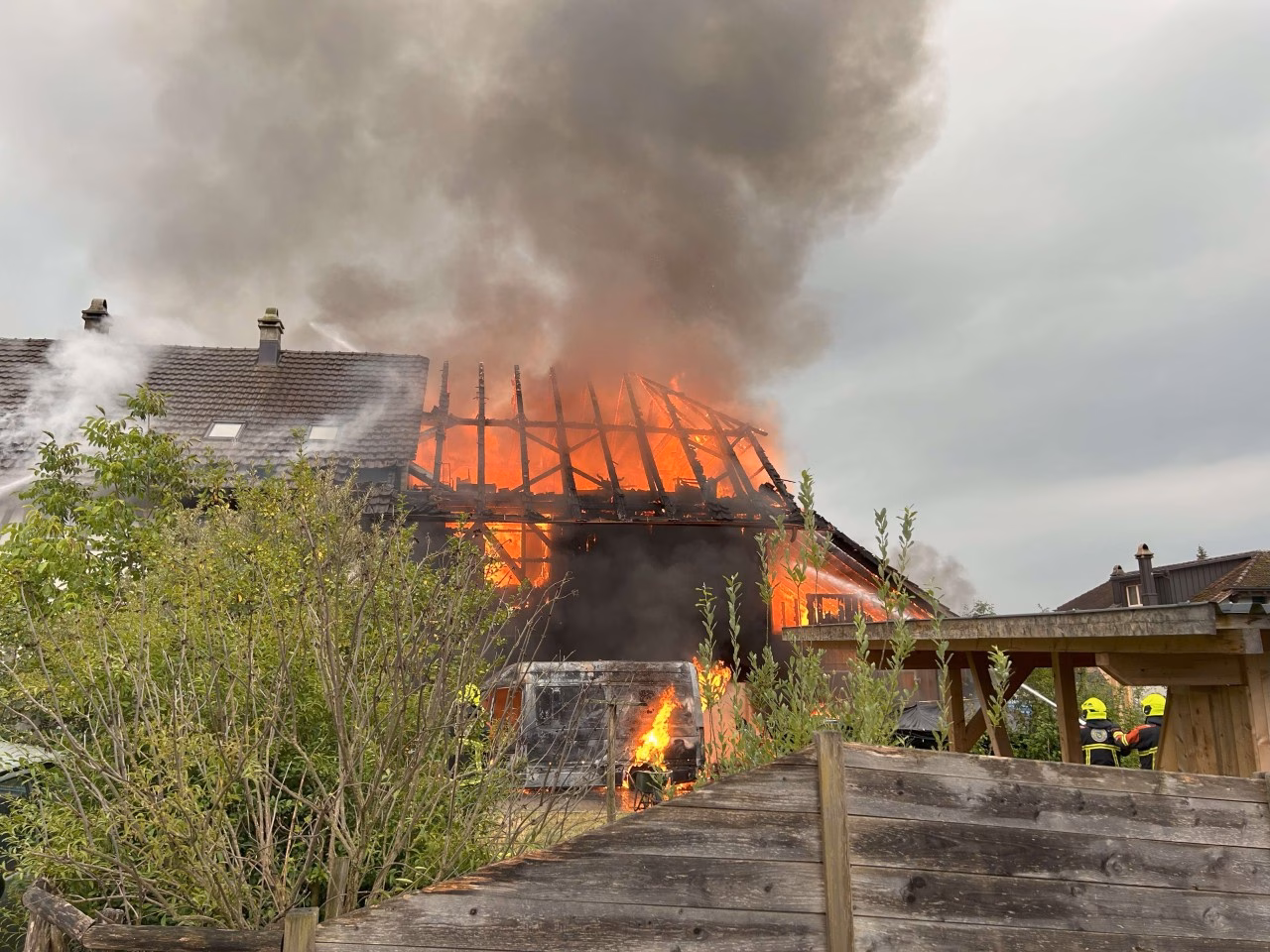 Wilder Brand in Hägglingen: Lieferwagen zerstört Wohnhaus!