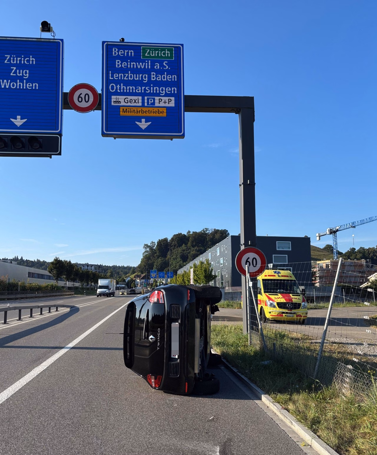 Achtung auf der Straße: Zwei Fahrer verursachen spektakuläre Selbstunfälle