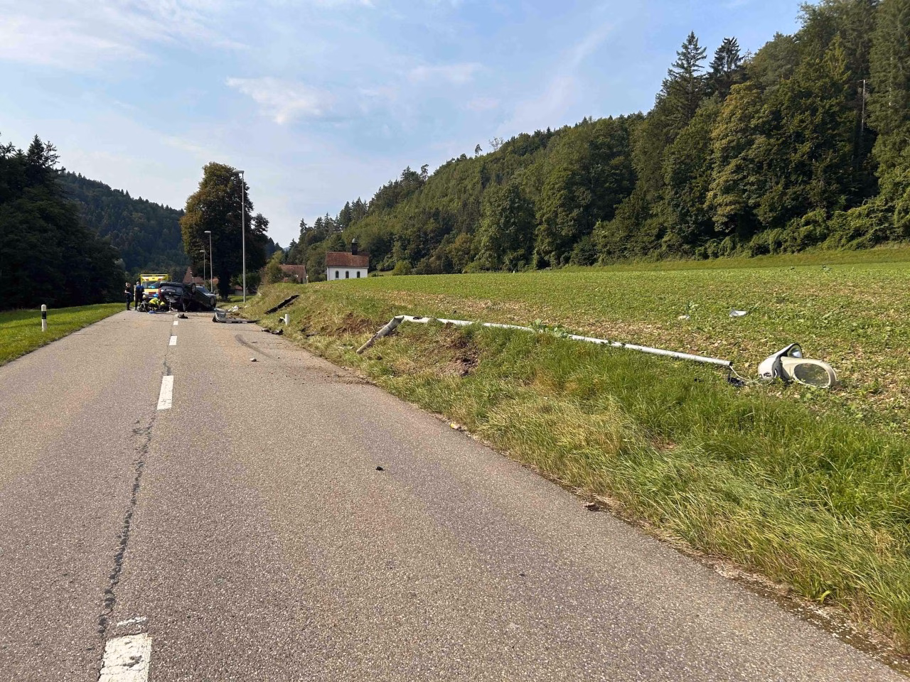 Auto überschlägt sich nach Kollision mit Kandelaber – Fahrer verletzt!