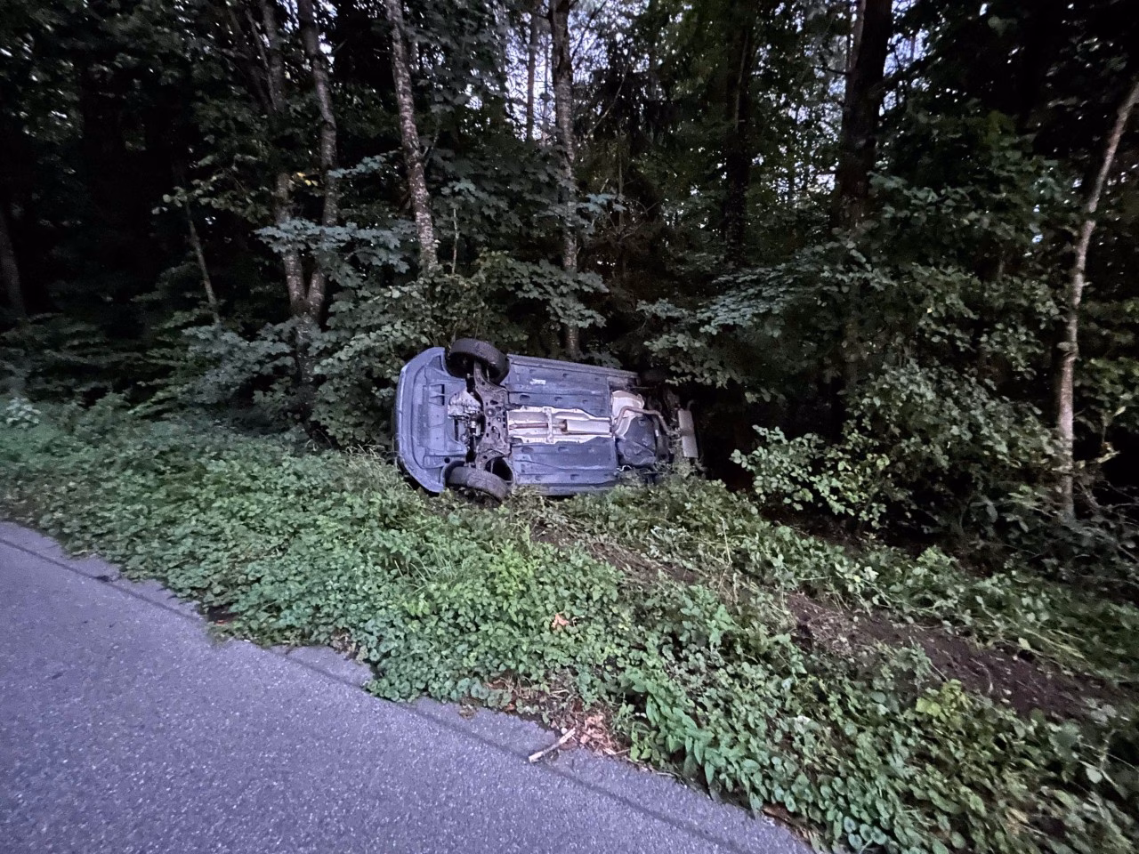 Auto überschlagen: 18-Jährige verletzt, Beifahrerinnen glimpflich davongekommen!