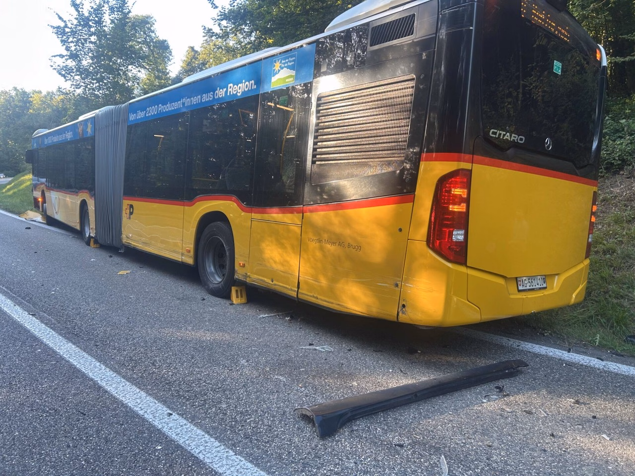 Auto vs. Linienbus: Vier Verletzte bei spektakulärem Unfall in Tegerfelden!