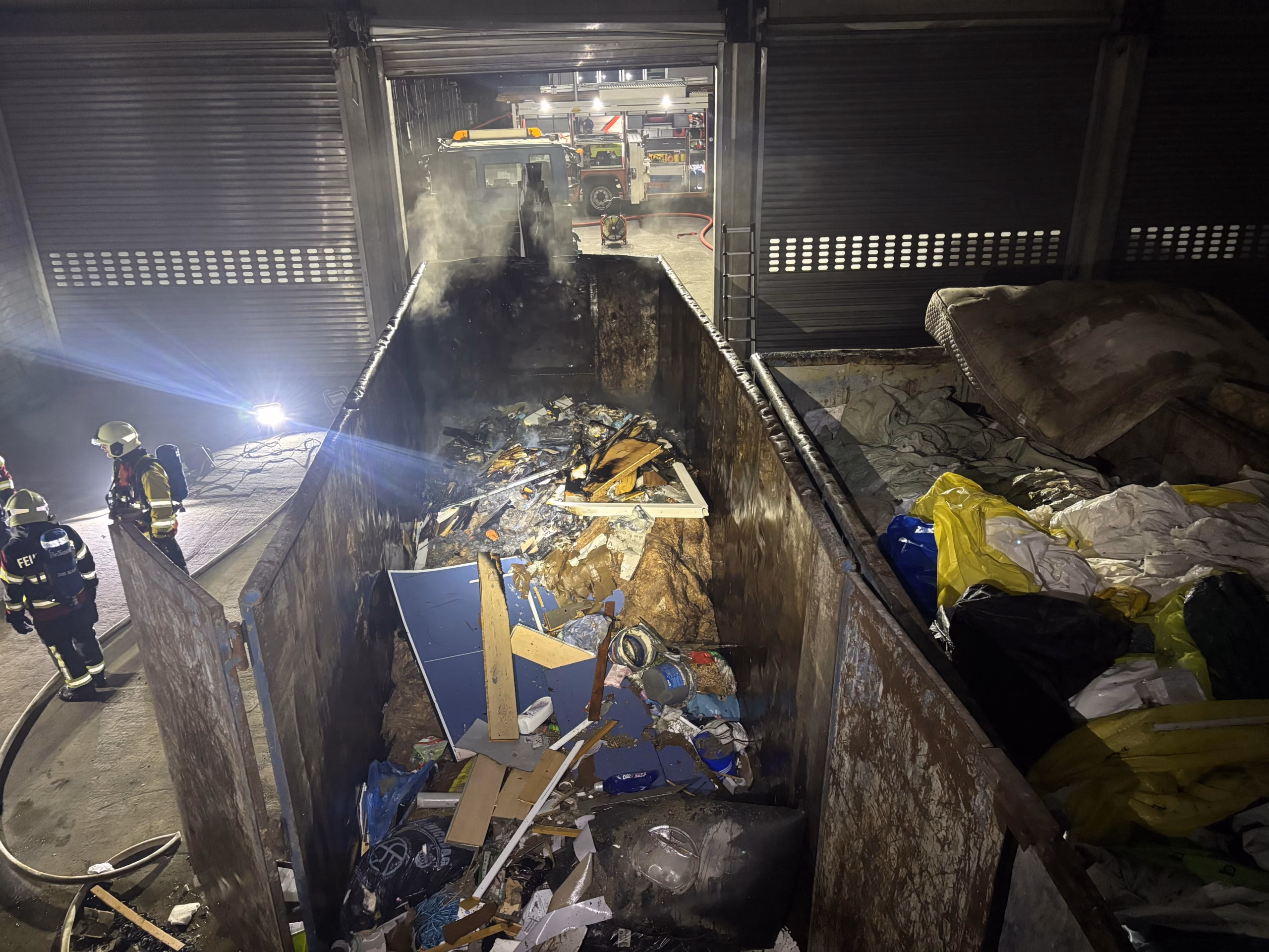 Brand in Affeltrangen: Abfallmulde steht in Flammen – Sachschaden entstanden!