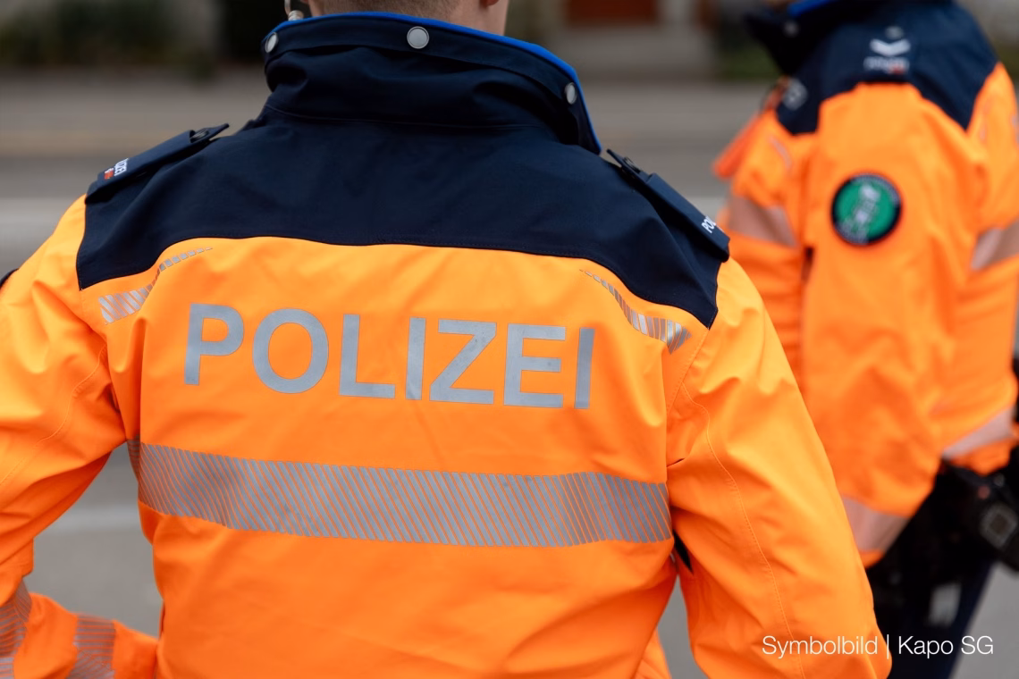 Chaos im Kreisverkehr: 82-Jähriger verursacht Auto-Crash!