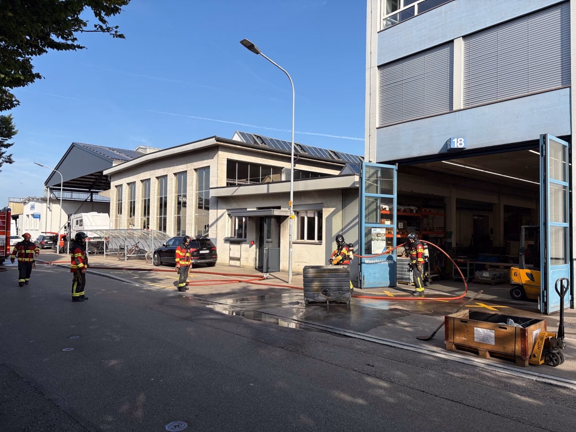 Containerbrand in Wil: Mitarbeiter verletzt – Hoher Sachschaden!