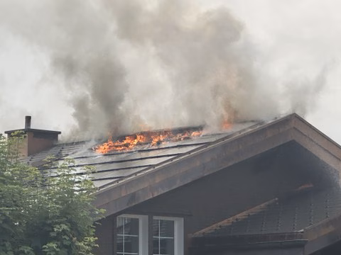 Dachbrand in Meistersrüte: Technischer Defekt sorgt für hohen Sachschaden!