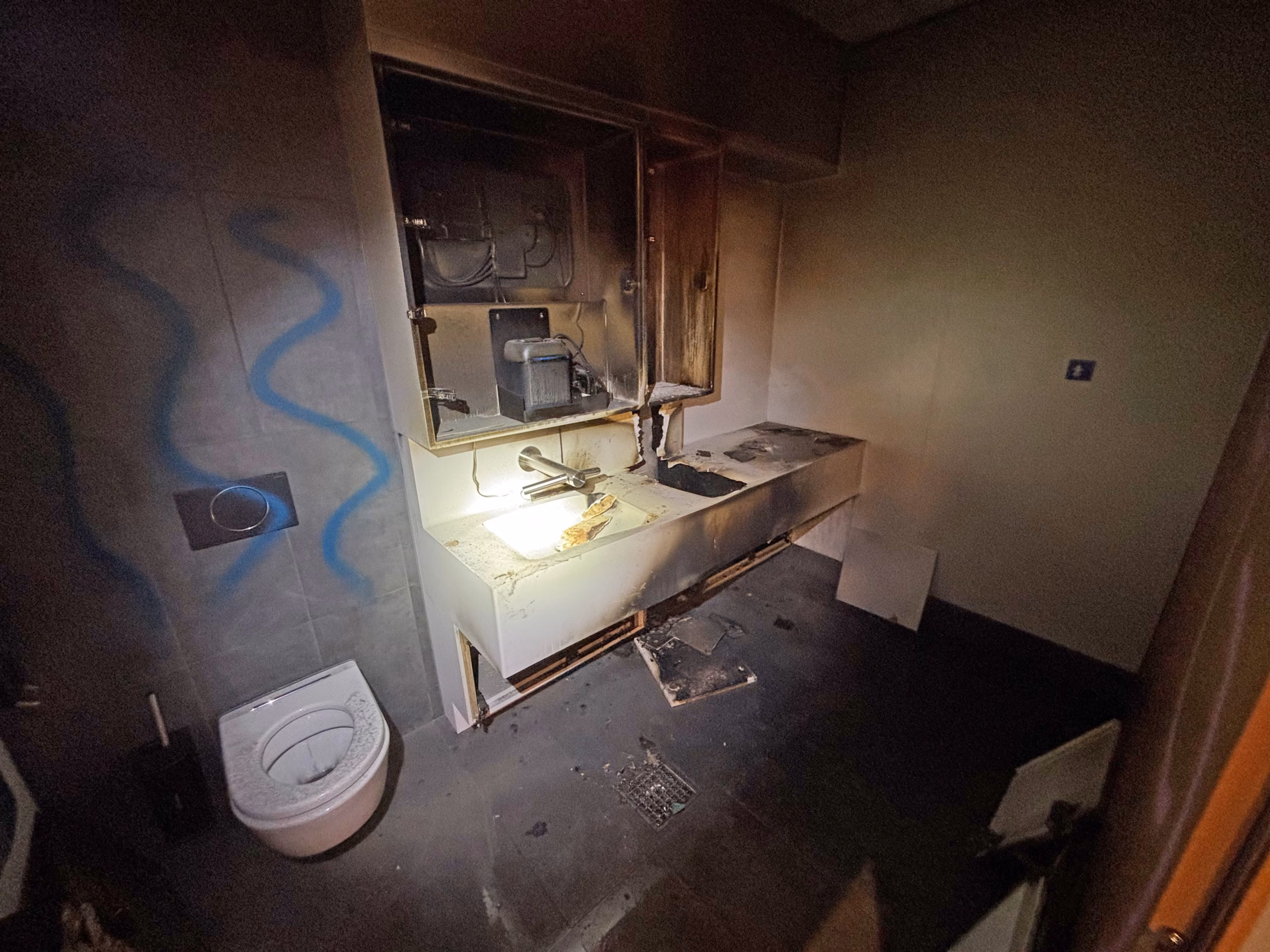 Drama am Bahnhof: Brand in öffentlicher Toilette schlägt hohe Wellen!