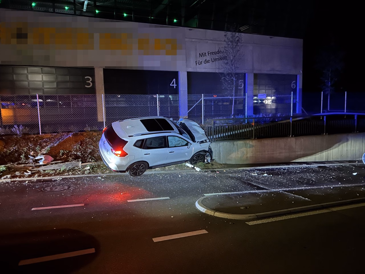 Drama auf der Anglikerstrasse: Automobilist kollidiert mit Kandelaber!