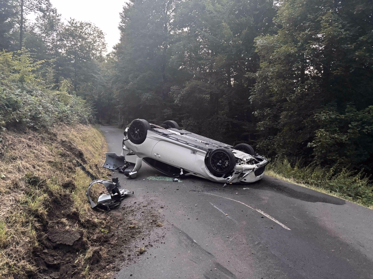 Drama auf der Bottensteinerstrasse: PKW überschlägt sich, Fahrer unverletzt!