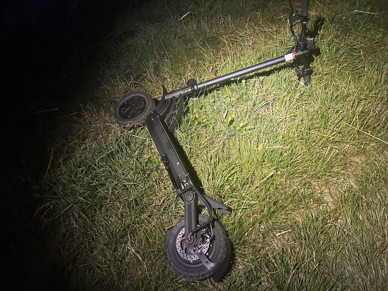 E-Scooter-Raser stürzt schwer in Leimbach – Polizei ermittelt!
