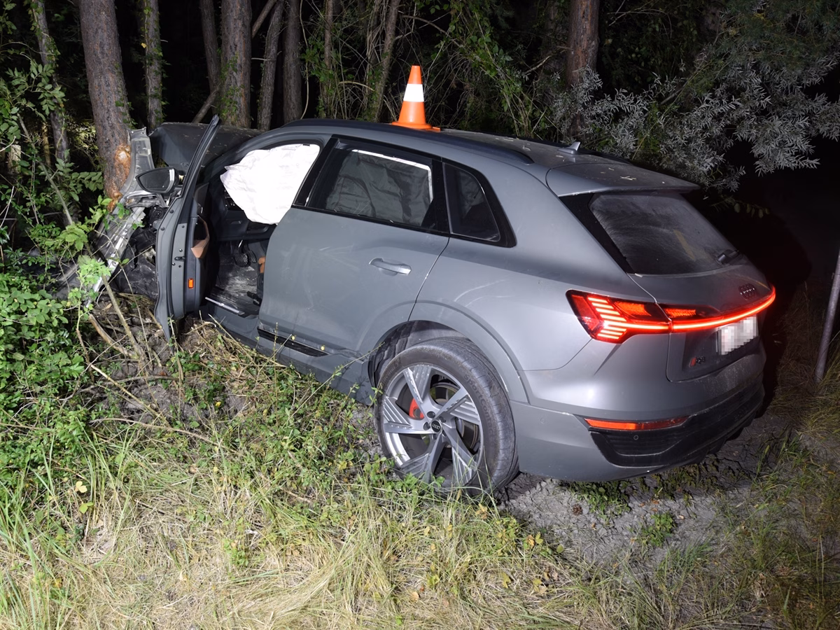 Fahrer in Sils kracht in Bäume: Blutprobe nach Unfall angeordnet!