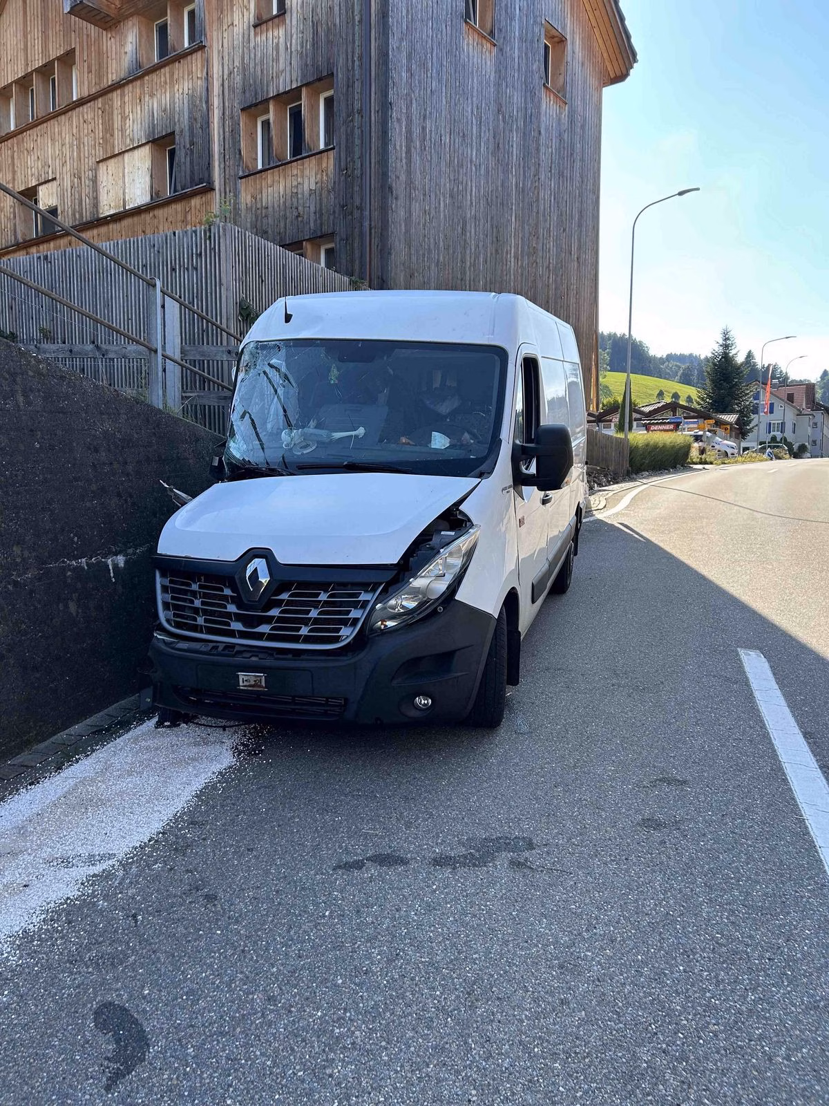 Fahrer ohne Führerschein prallt gegen Hausmauer in Reute!