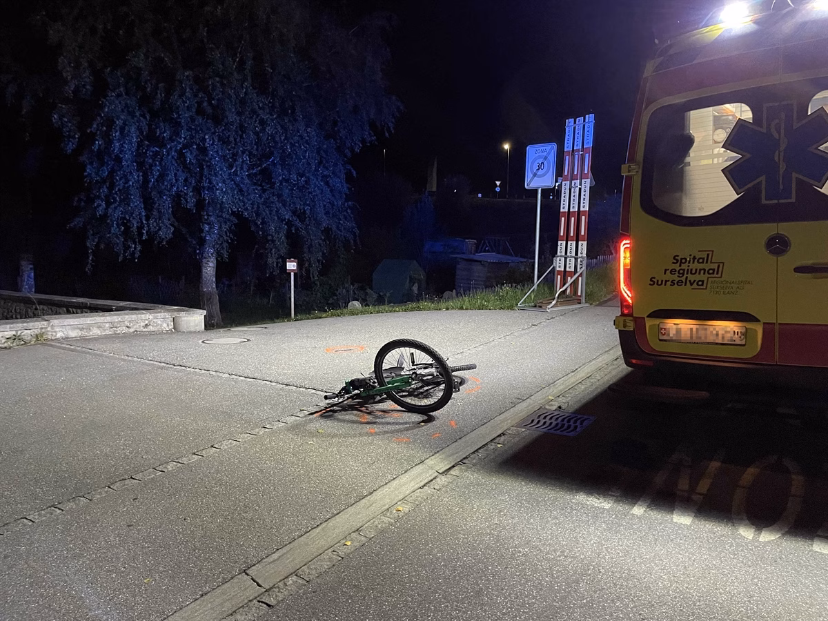 Fahrradunfall in Ilanz: Betrunkener Radfahrer prallt gegen Baustellentafel!