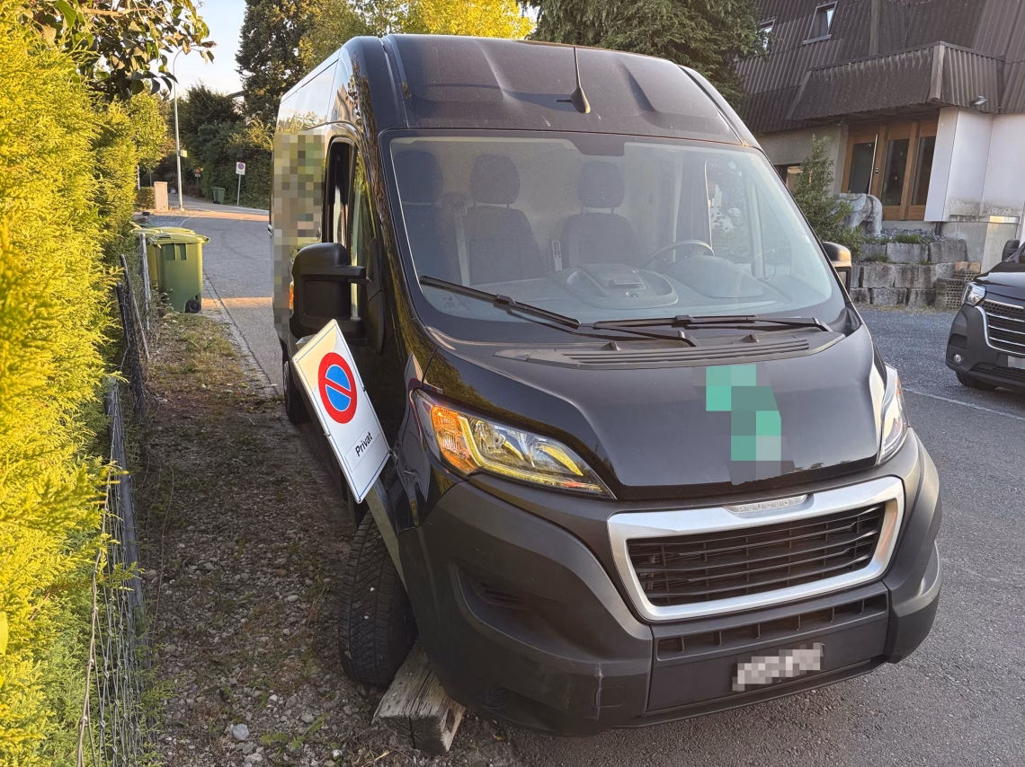 Fahrunfähig mit Lieferwagen gegen parkendes Auto gerauscht!