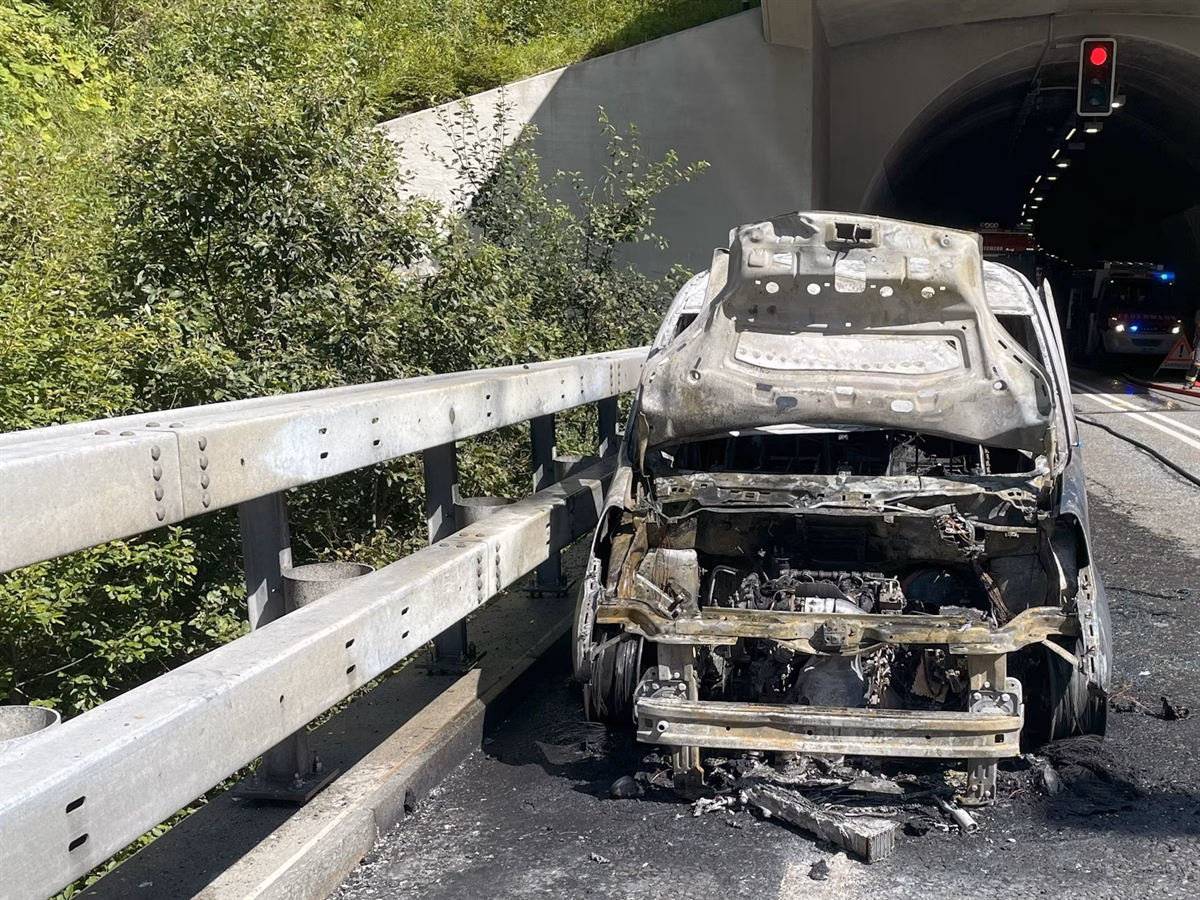 Fahrzeugbrand auf A13: Dramatischer Einsatz im Tunnel Traversa!