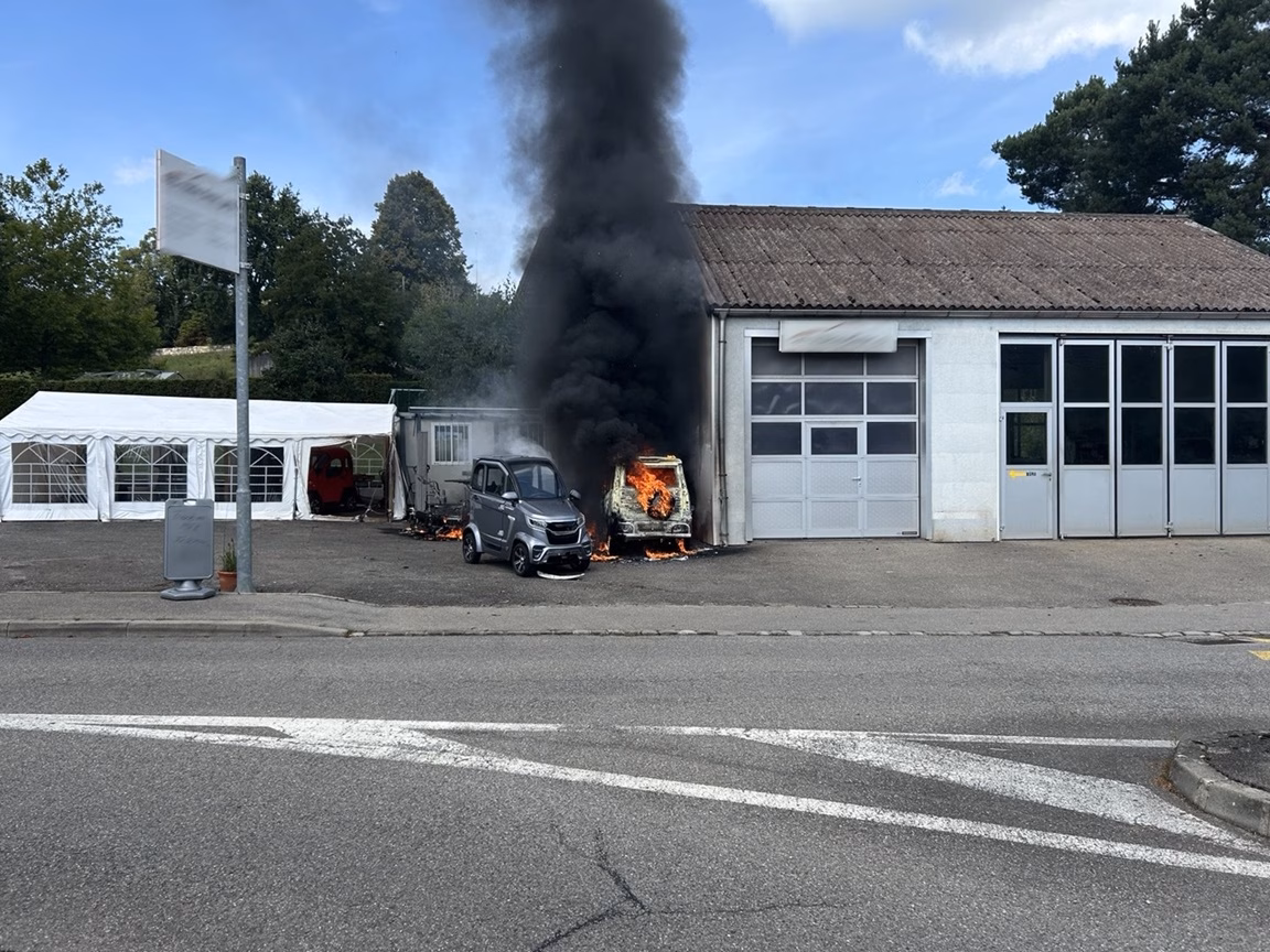 Feuer-Meldungen in Freiburg: Scheunenbrand und Elektrofahrzeug in Flammen!