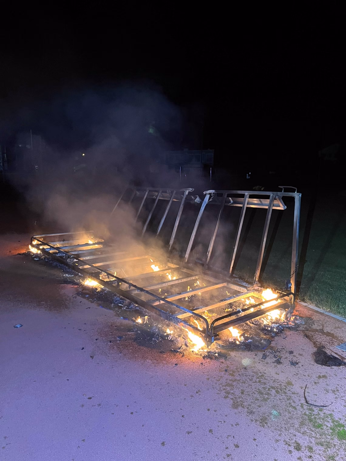 Feuer auf Sportplatz Steinach: Mattenwagen absichtlich angezündet!